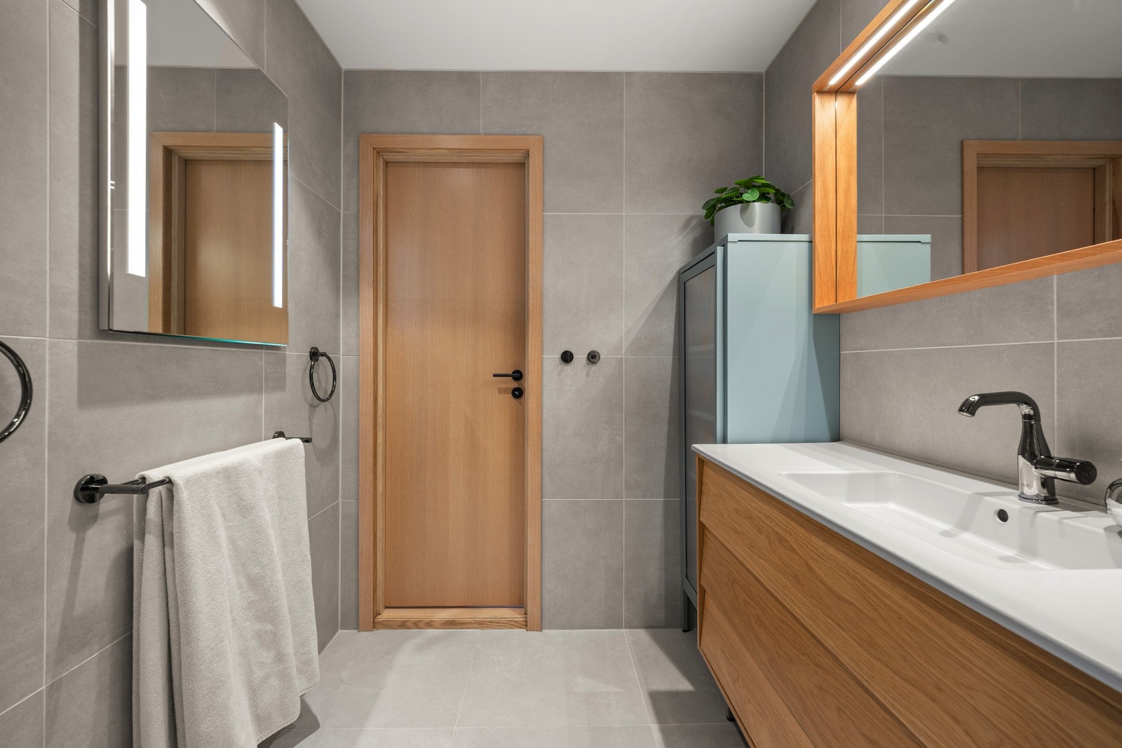 Badet har moderne farger og materialer. Galleribilde