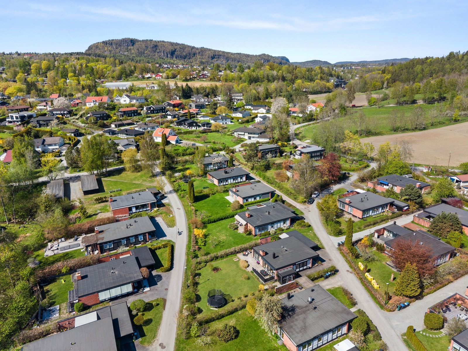 Jørnstadfeltet er et meget populært område. Boligene er tegnet av arkitekt Jan Inge Hovig (1920-77) på 1960-tallet. Boligfeltet består av en-etasjes atriumhus med flate tak. Galleribilde