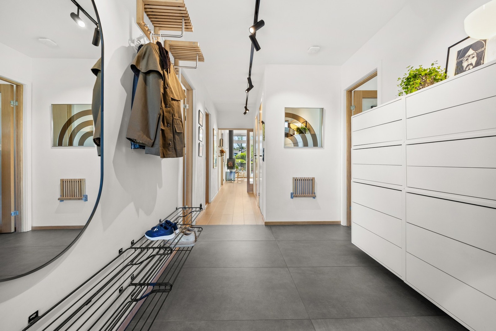 Den romslige entréen har store moderne fliser og godt med oppbevaringsplass for ytterklær og sko. Galleribilde