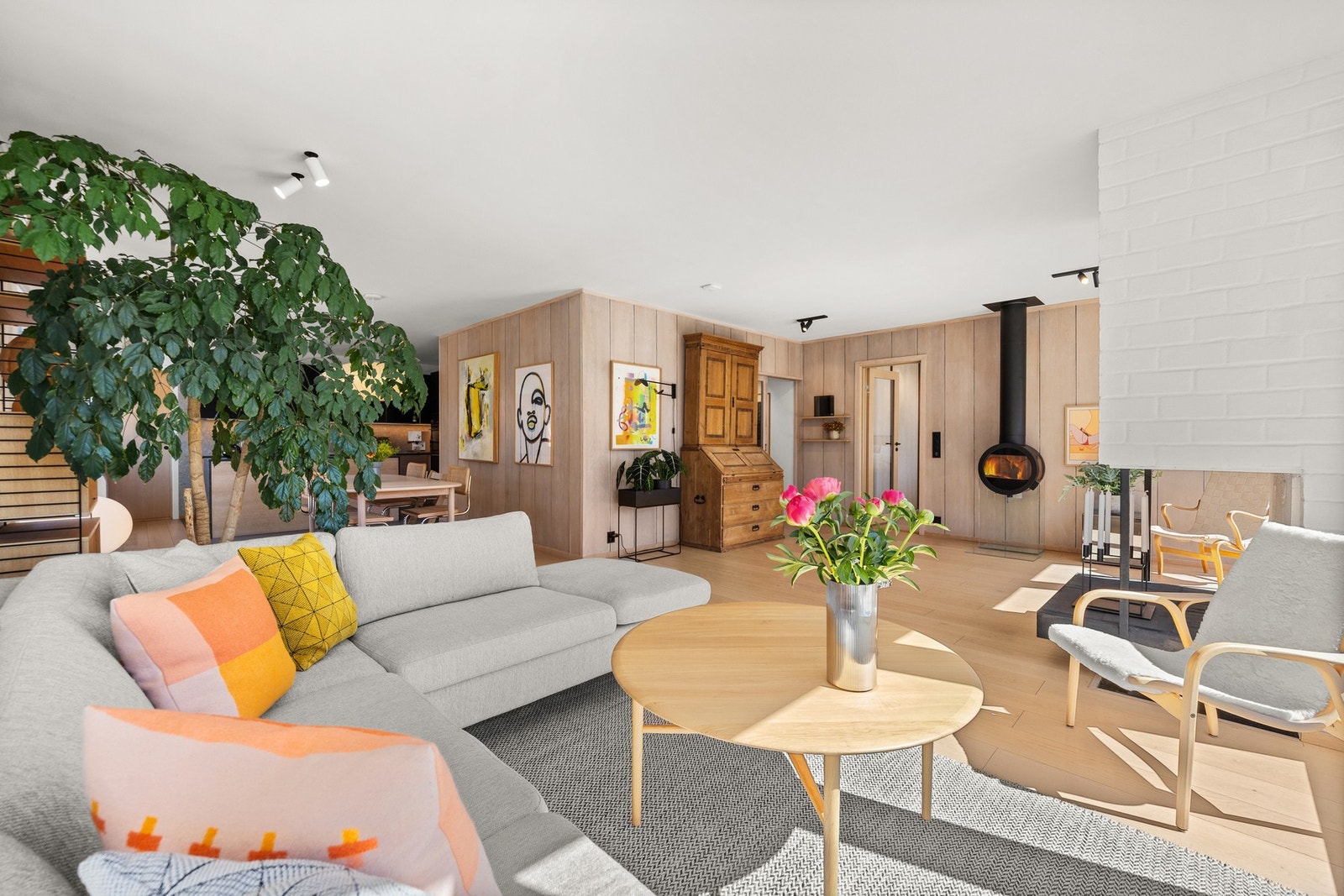 Stuen har 1-stavs parkett med varmefolie. Galleribilde