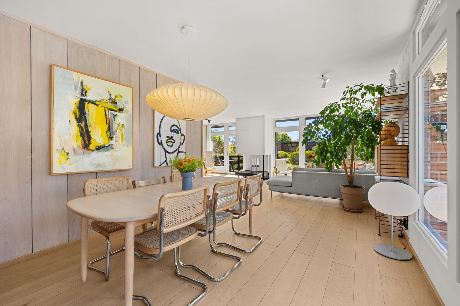 Her er et god plass til langbord. Dermed ligger alt til rette for hyggelige måltider med familie og gode venner. Galleribilde