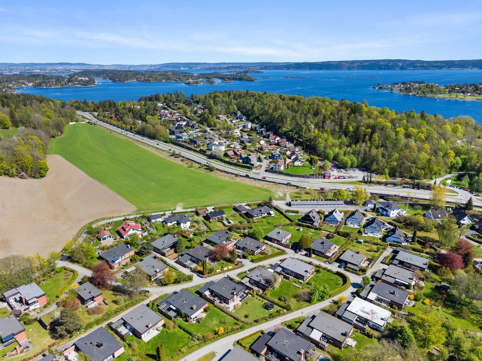 Fra Jørnstadveien er det kort vei til barnehage, skole, buss, tog, sjøen og butikker. Alt man trenger i hverdagen med andre ord! Galleribilde