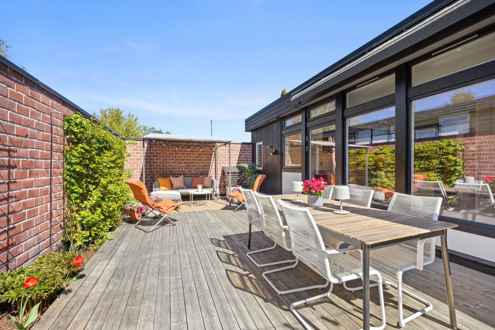 Skjermet terrasse med gode solforhold. Galleribilde