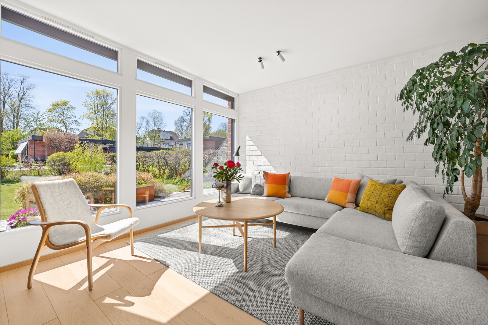 Dette er et lekkert og moderne atriumhus i funkisstil som ble totalrenovert i 2018. Galleribilde