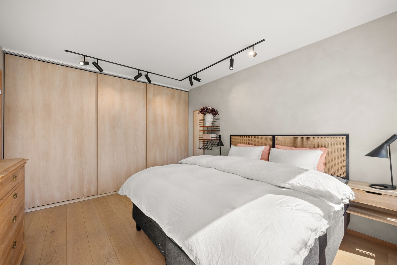 Her er det god plass til dobbeltseng og nattbord. Langs veggen er et skyvedørsgarderobe. Galleribilde