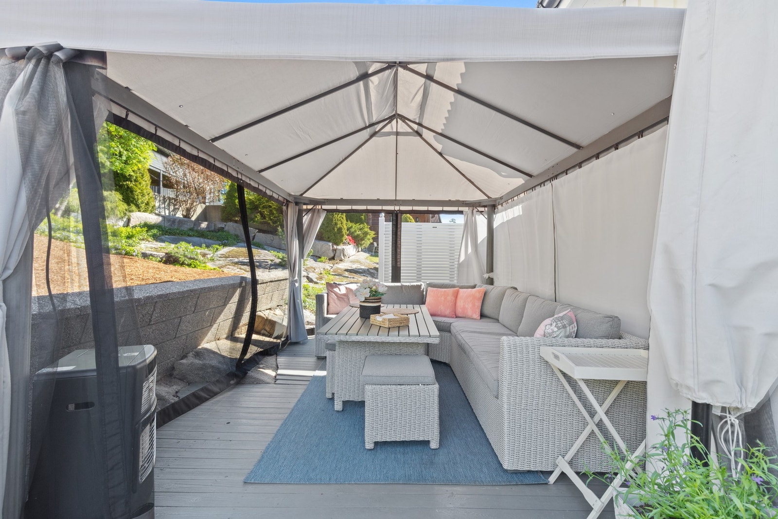 Fra gangen i hovedetasjen er det adkomst til romslig terrasse på ca 44kvm. Galleribilde