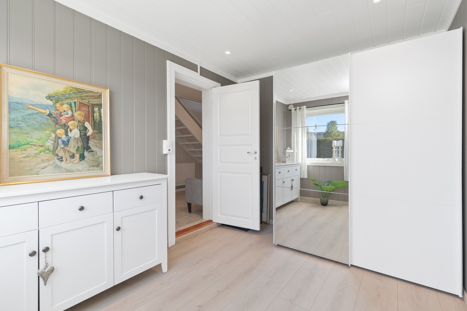 Rommet har god plass til seng, nattbord og tilhørende møblement. Galleribilde