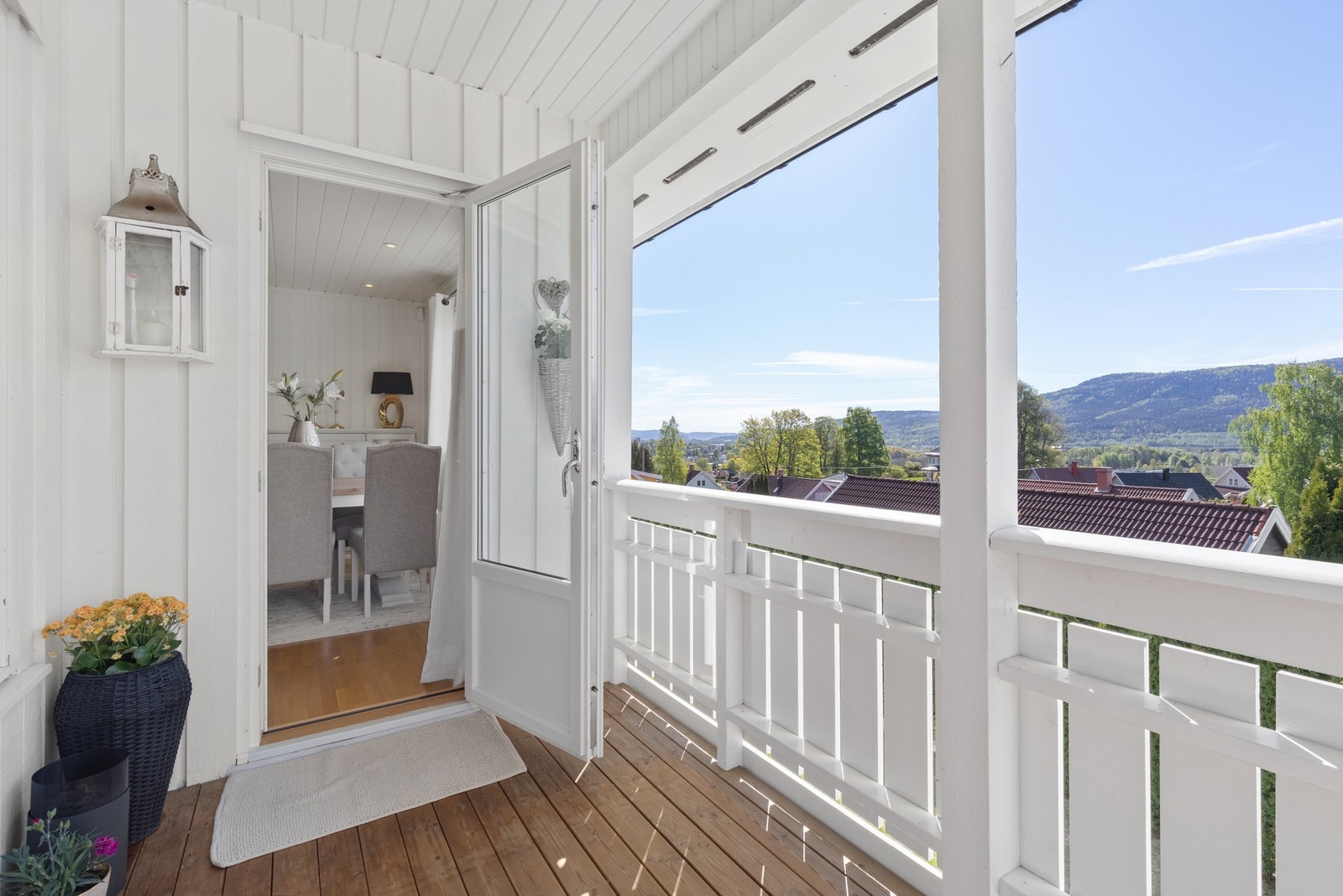 Fra balkongen er det fin utsikt i retning Drammen. Galleribilde