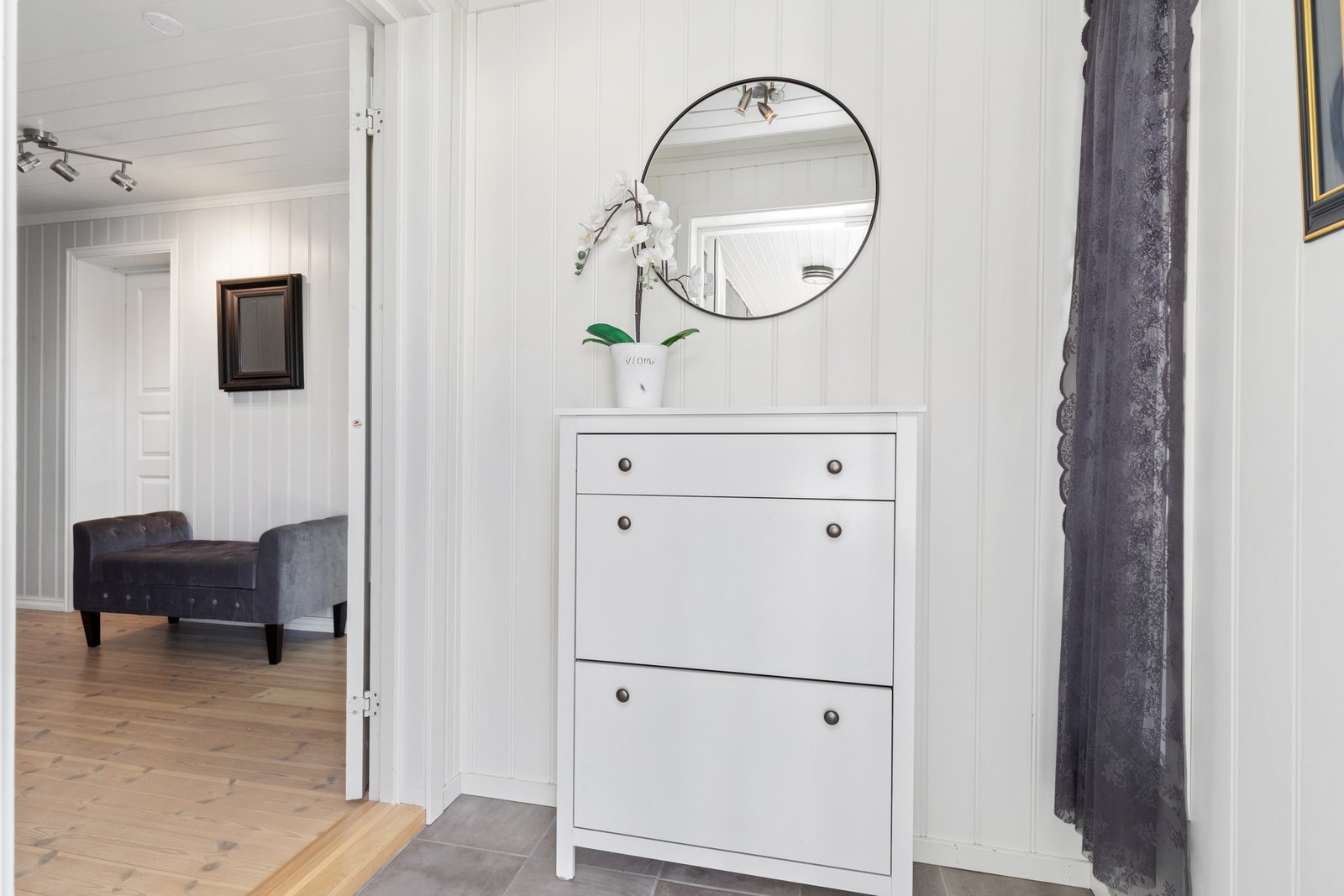 Her blir du ønsket velkommen i en innbydende entré med fliser i gulv. Galleribilde