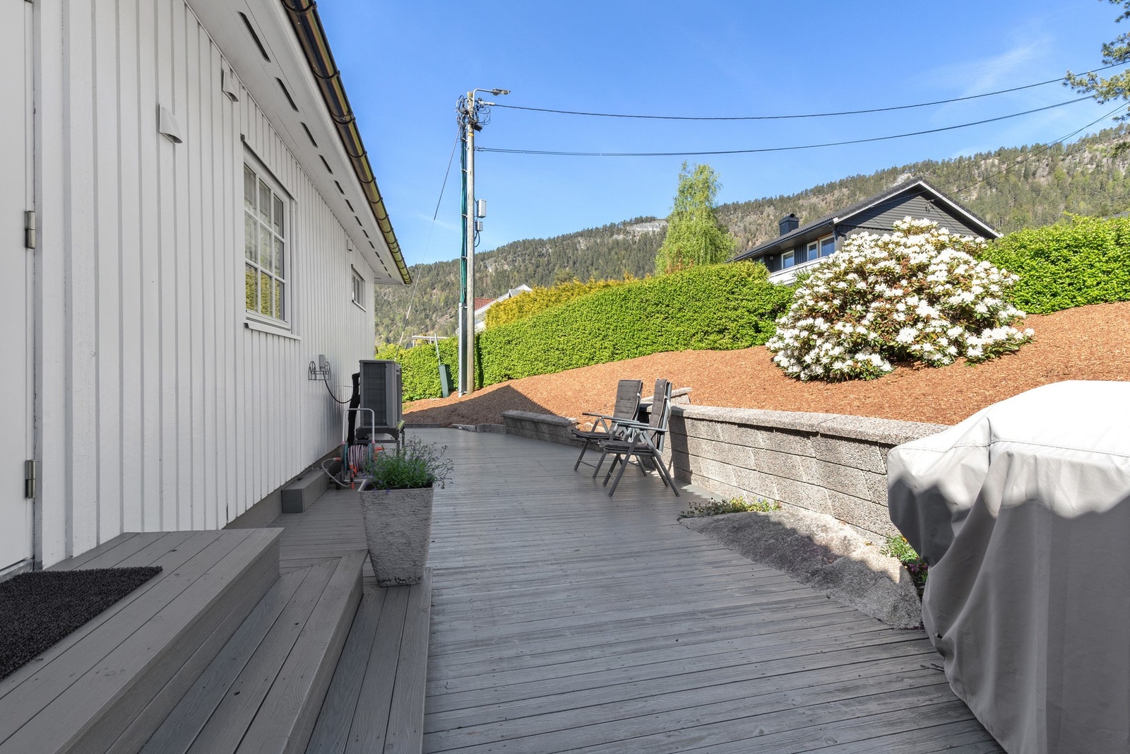 Terrassen er perfekt for sosiale sammenkomster på sommeren. Galleribilde
