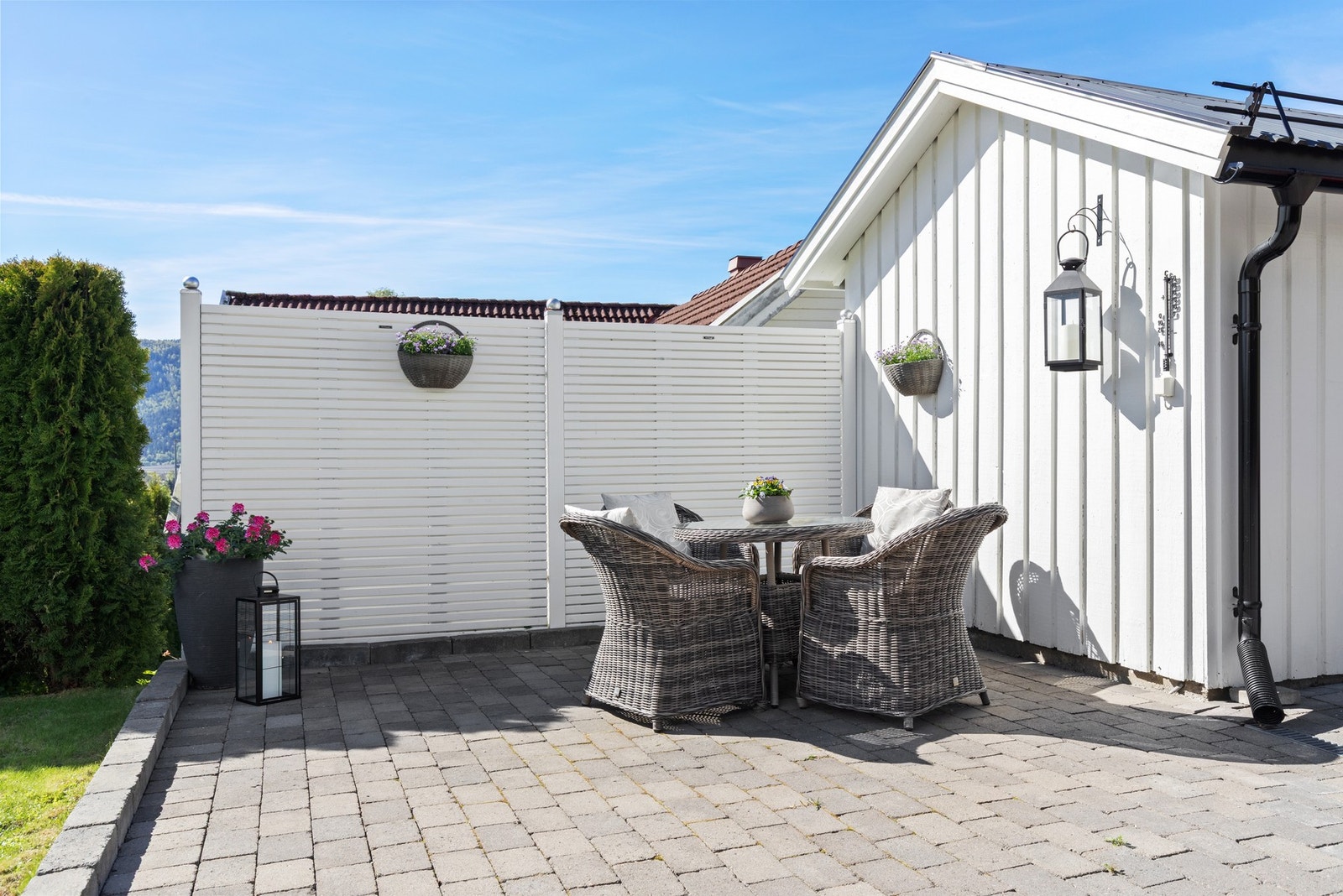 Det er anlagt belegningsstein ved innkjøring.. Galleribilde