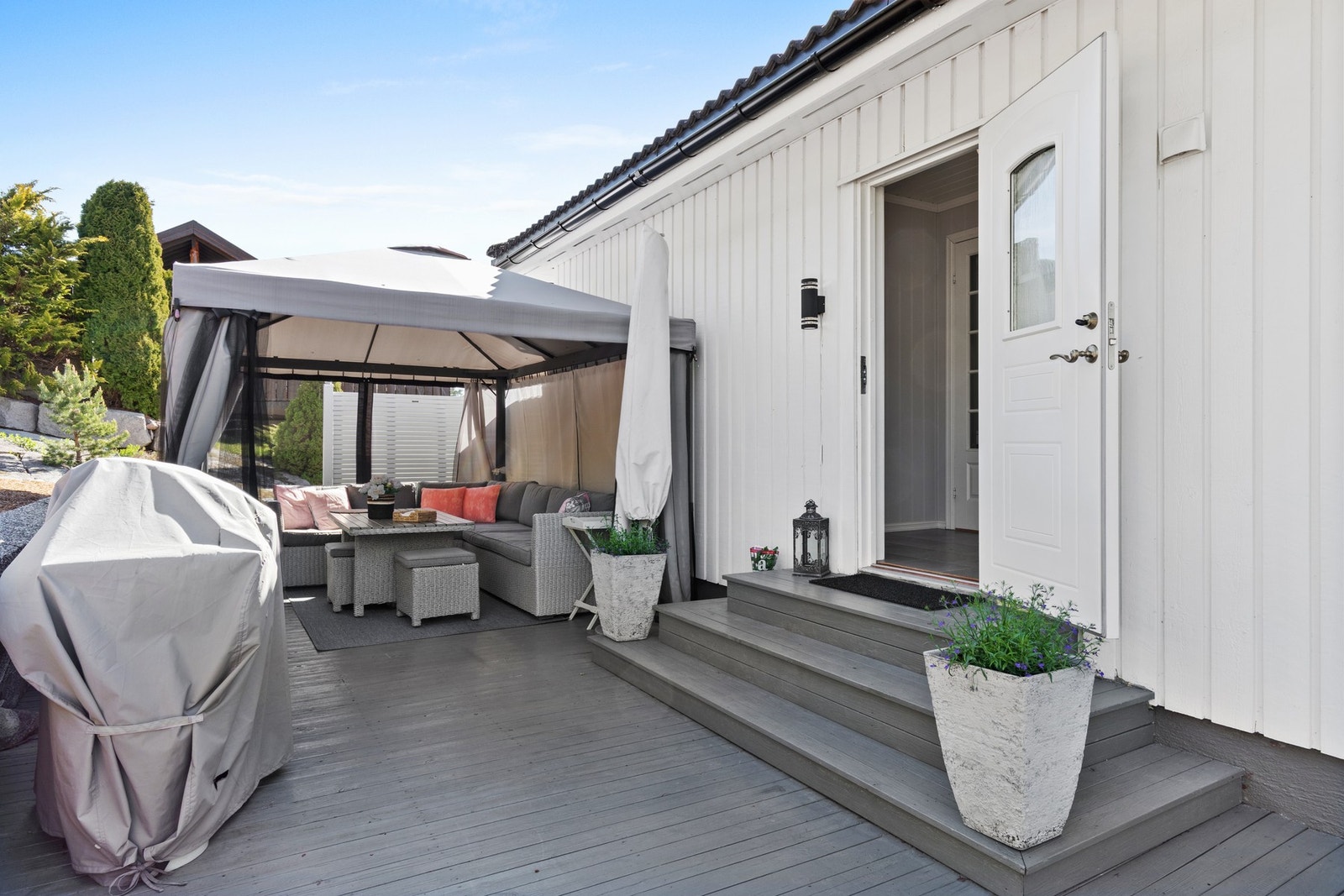 Terrasse på baksiden av boligen på hele 44kvm. Galleribilde