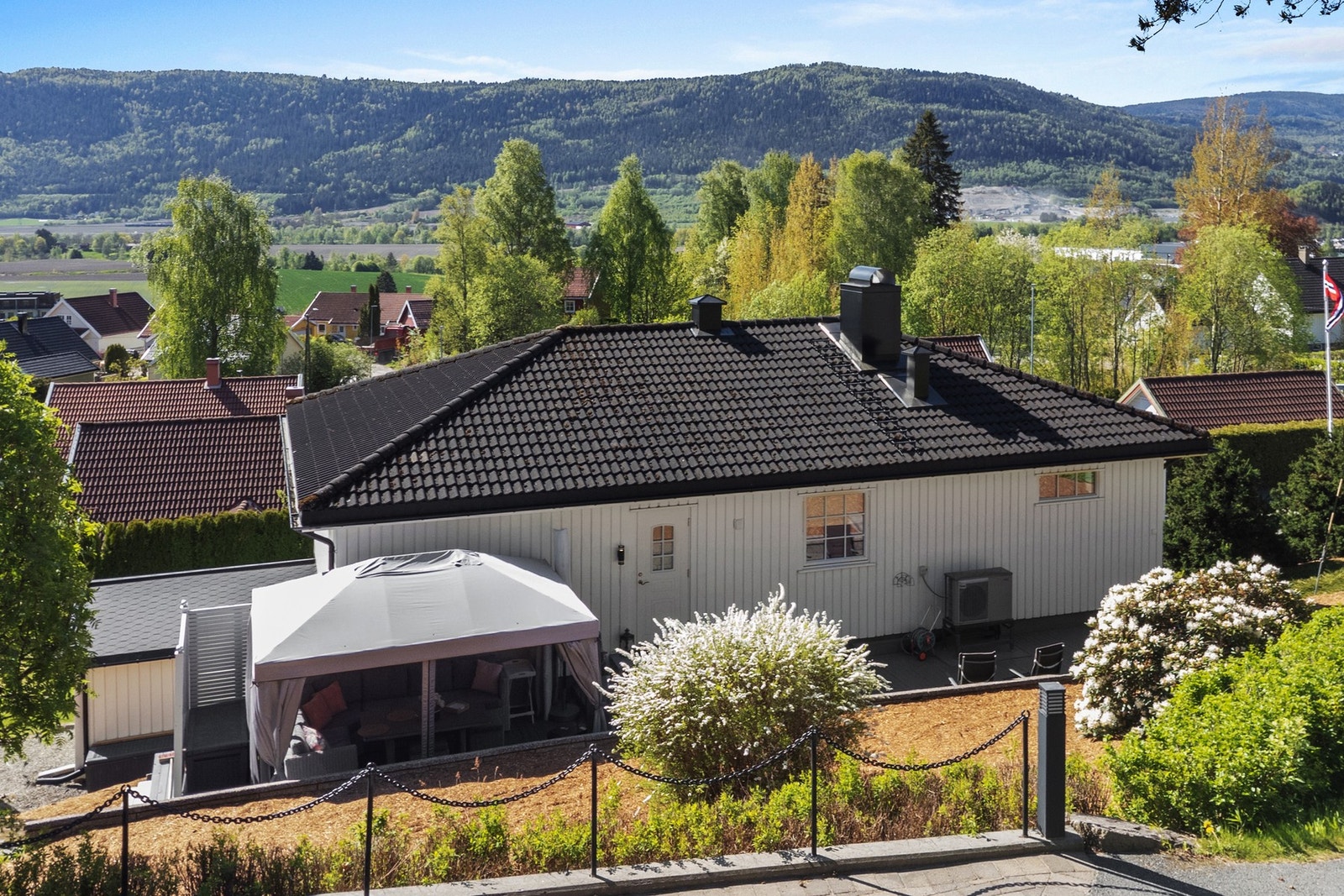 Myrabakken 8 har en flott beliggenhet i et etablert og barnevennlig boligområde i Solbergelva. Galleribilde