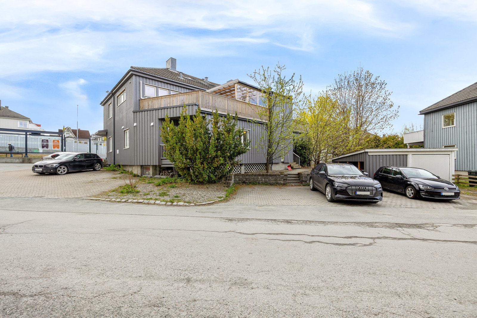 Fra leiligheten er det få meter til bussholdeplass, som gangavstand til Sirkus Shopping som er et knutepunkt for busstrafikk. Galleribilde