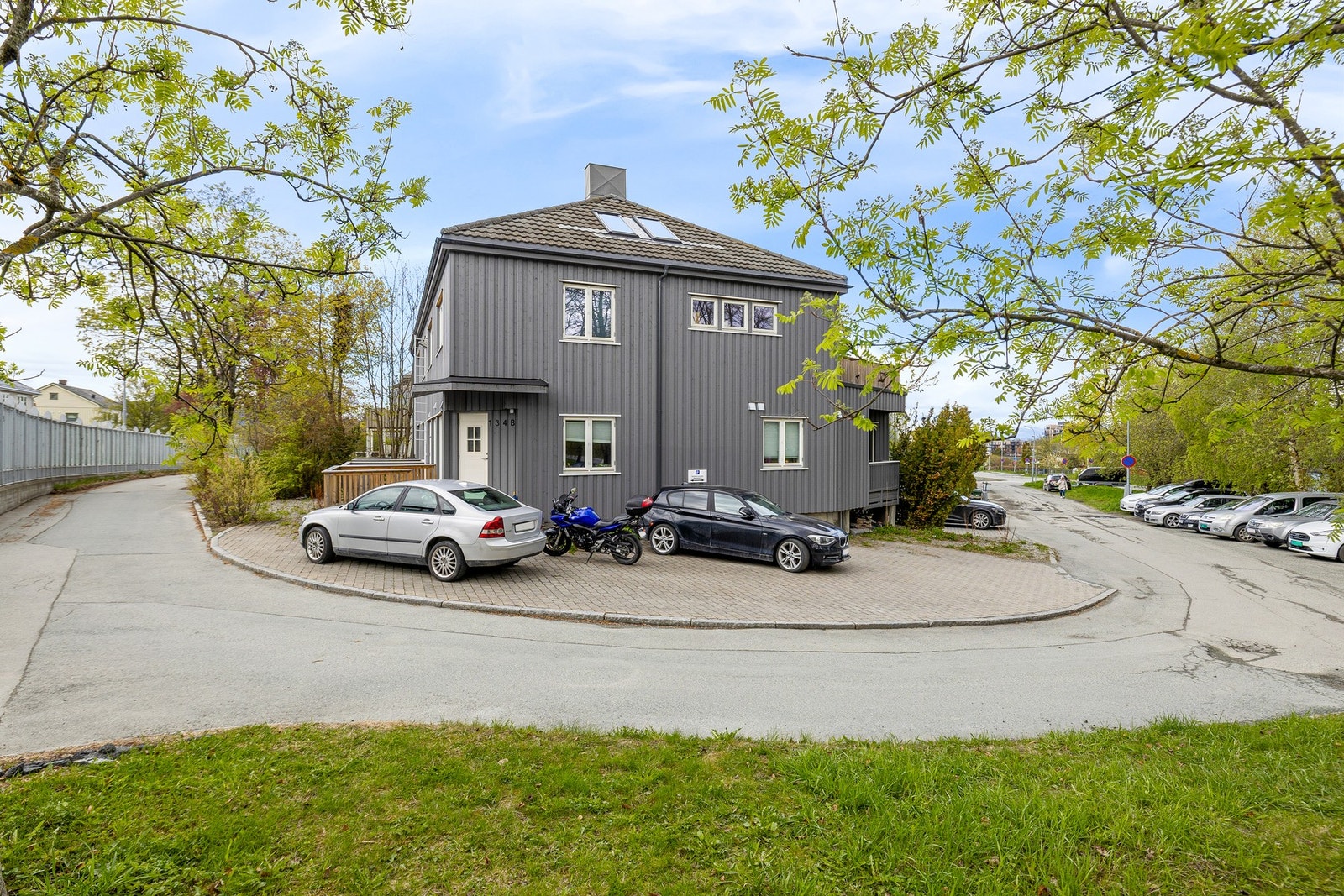 Leiligheten har egen parkeringsplass på sameiets eiendom. Galleribilde