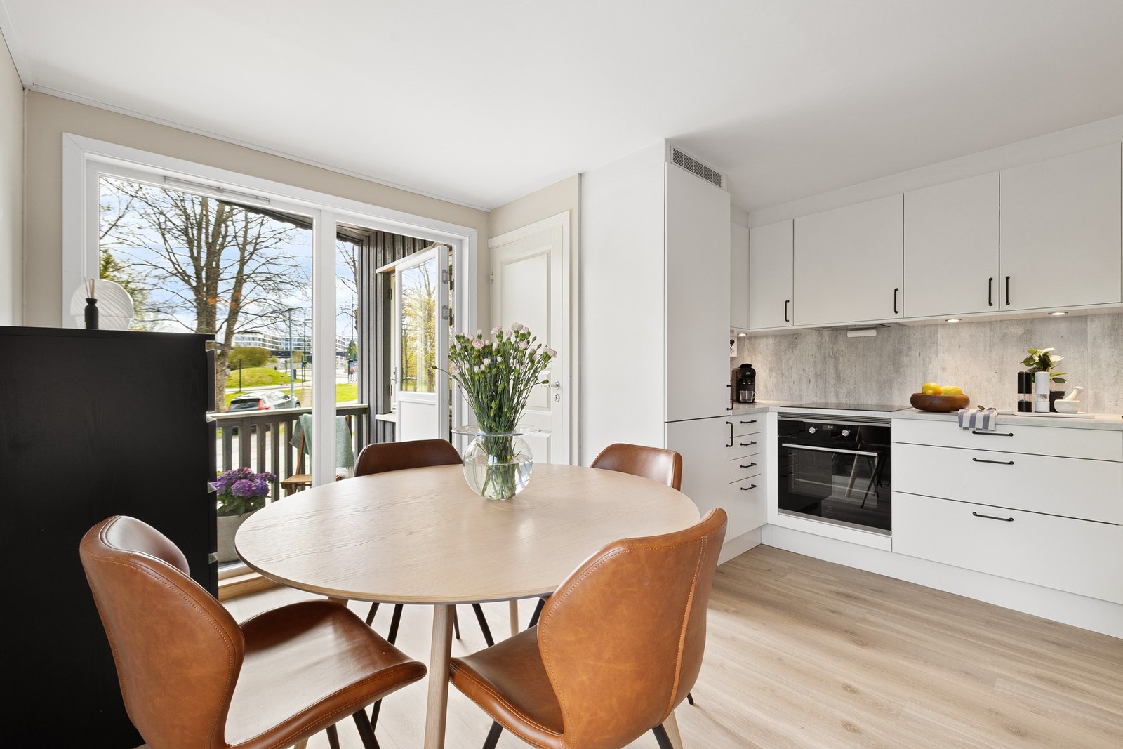 Vinduer og balkongdør ble byttet i regi sameiet i 2022. På samme tidspunkt ble det gjennomført en omfattende renovering med etterisolering og ny bordkledning. Galleribilde