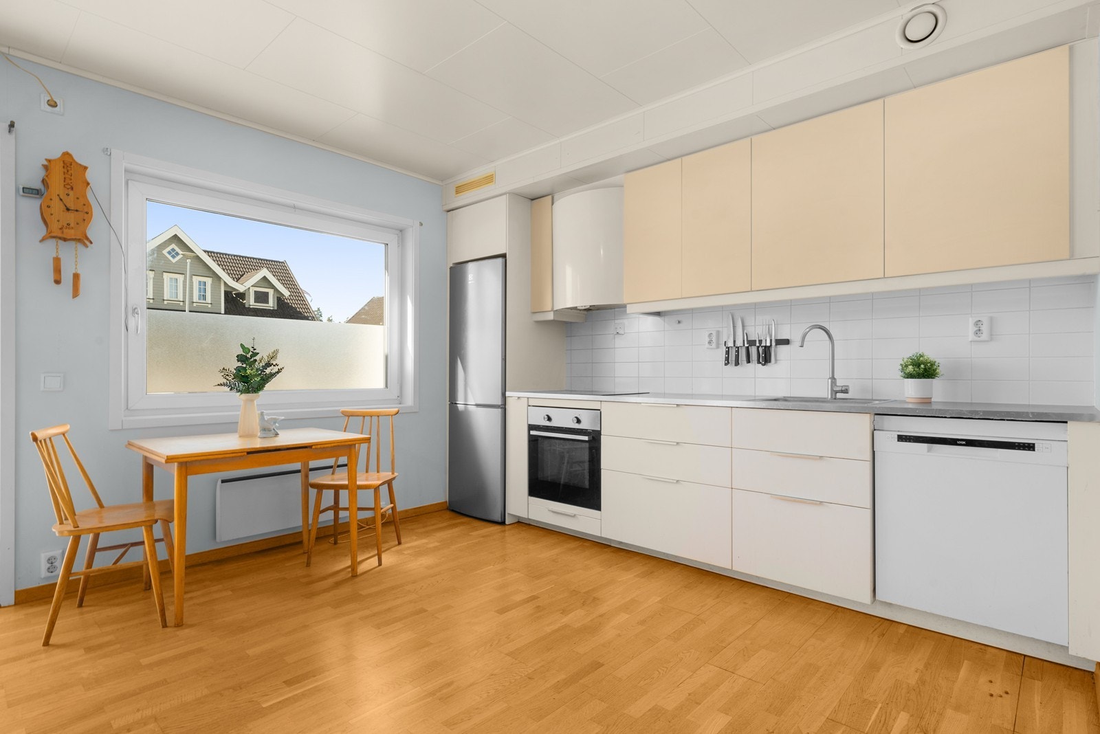Leiligheten har noe behov for vedlikehold og maling, men et fint potensial. Galleribilde