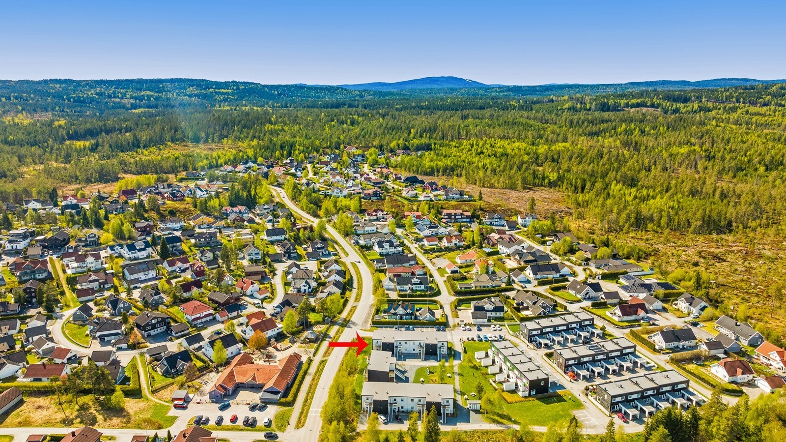 Veletablerte boligområde bestående av både eneboliger og andre småhus. Galleribilde
