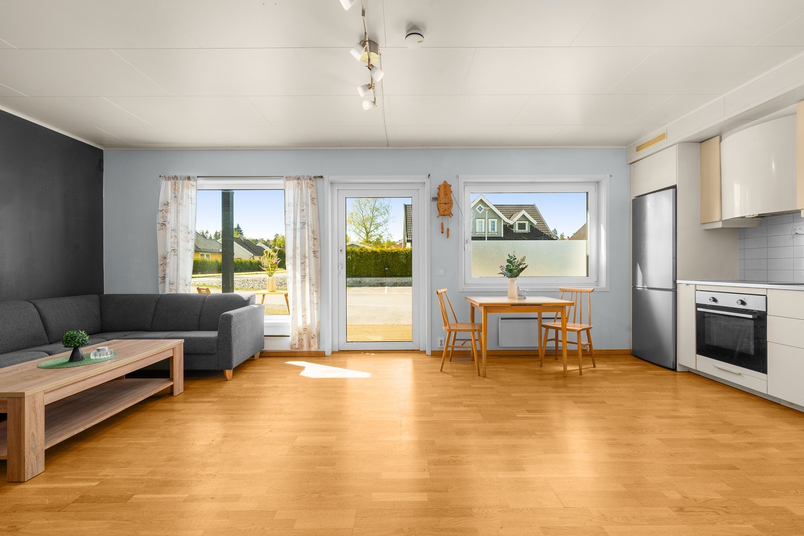 Store vindusflater gir godt lysinnslipp. Galleribilde