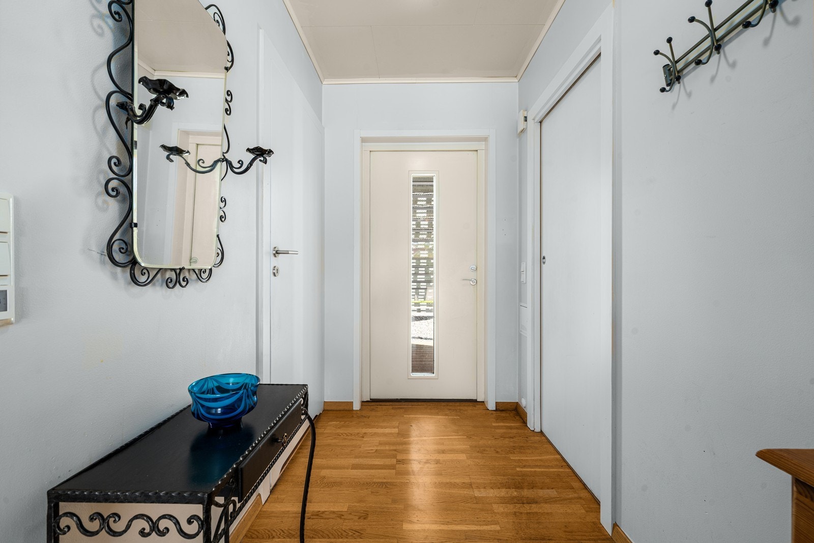 Hall/ entrè med plass for yttertøy og sko. Ytterligere oppbevaringsmuligheter i innvendig og utvendig bod. Galleribilde
