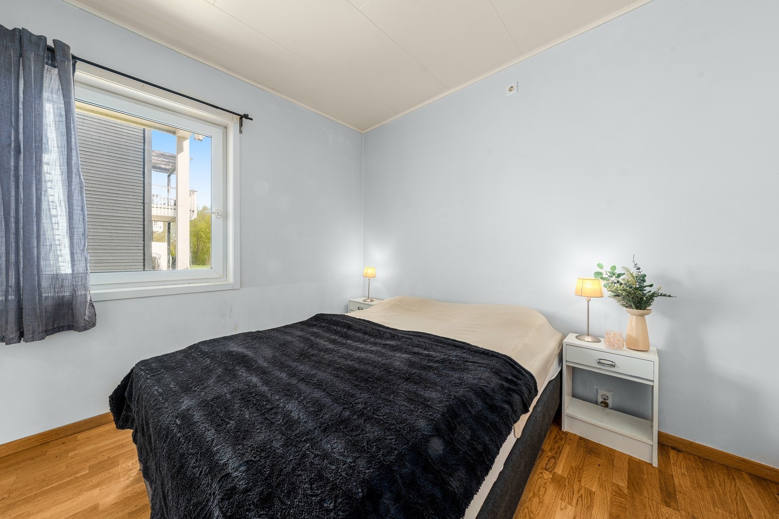 Boligen har et romslig soverom med god plass til dobbelseng og garderobeskap. Galleribilde