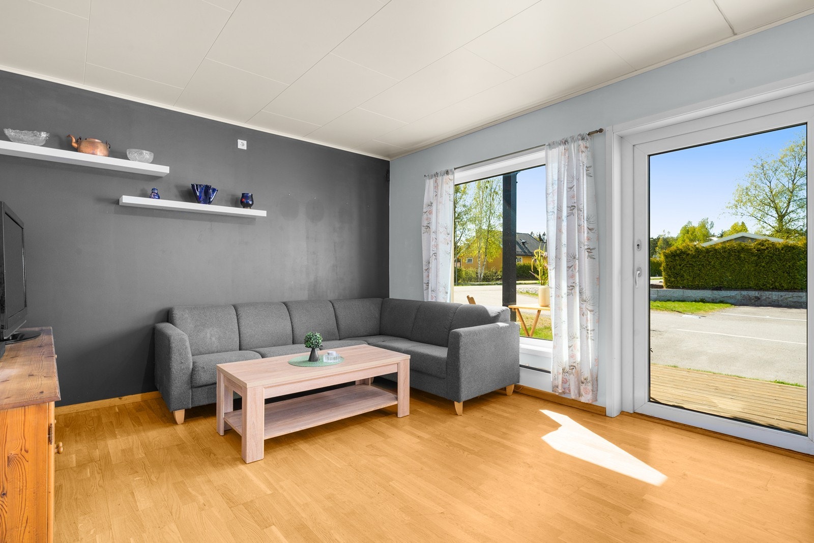 Utenfor allrommet er det en fin uteplass. Galleribilde