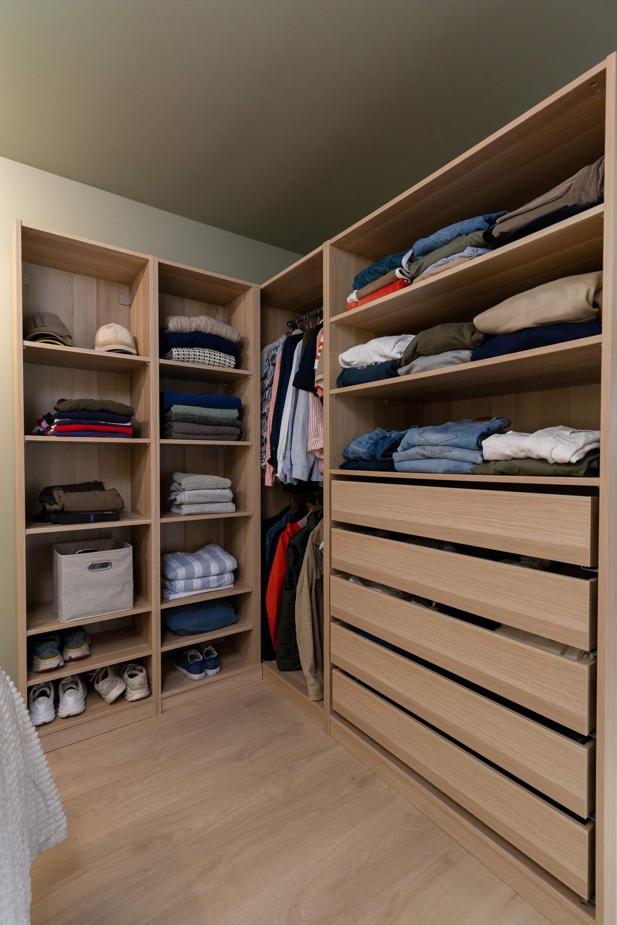 Rikelig med oppbevaringsplass for klær i medfølgende PAX-garderobe. Galleribilde