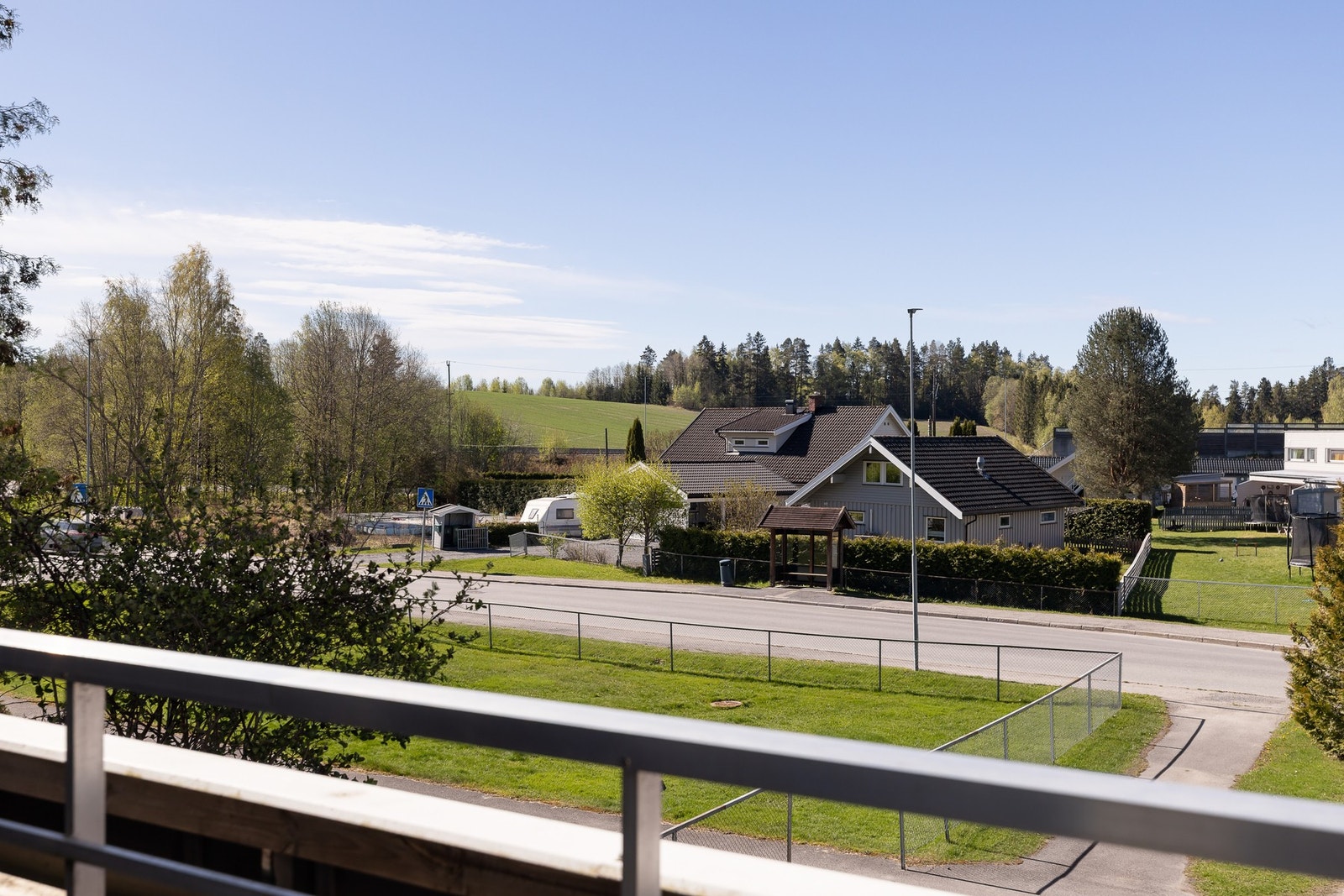 Her bor man med umiddelbar nærhet til både kollektivtransport (bussholdeplass rett over veien) og matbutikk, og med kun 4 km til Hønefoss sentrum. Galleribilde