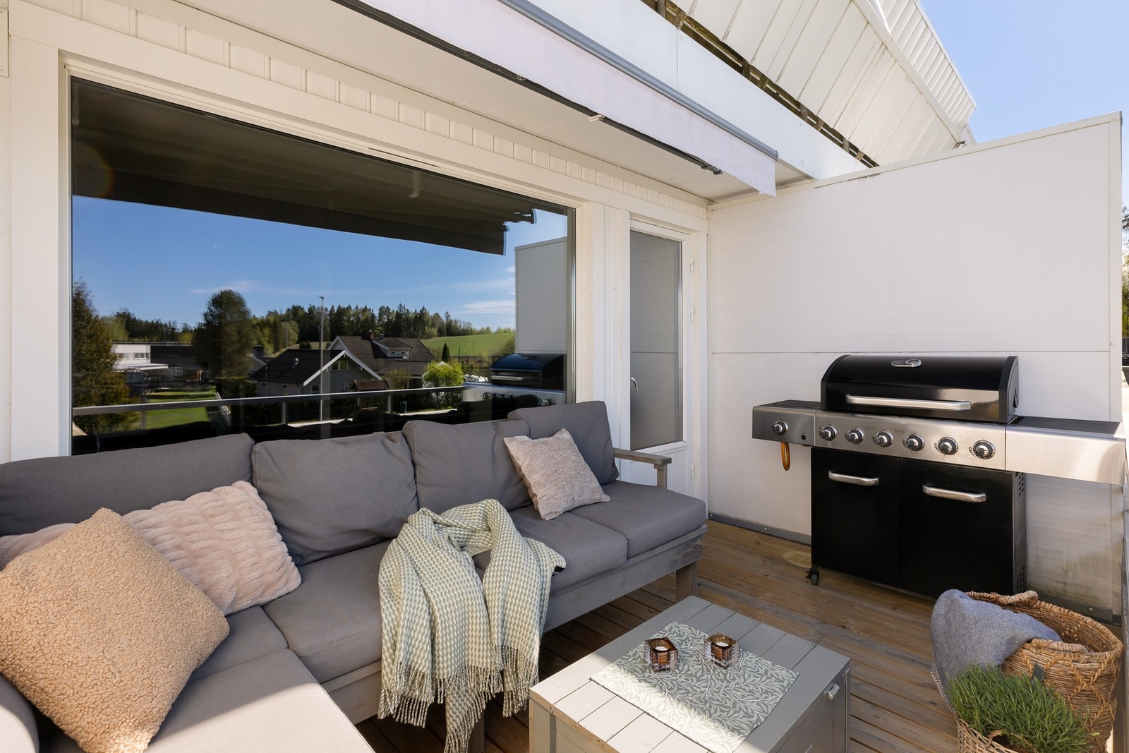 Skjermet balkong med god plass til stor sittesone, grill etc., og med ypperlige solforhold på sommerstid. Galleribilde
