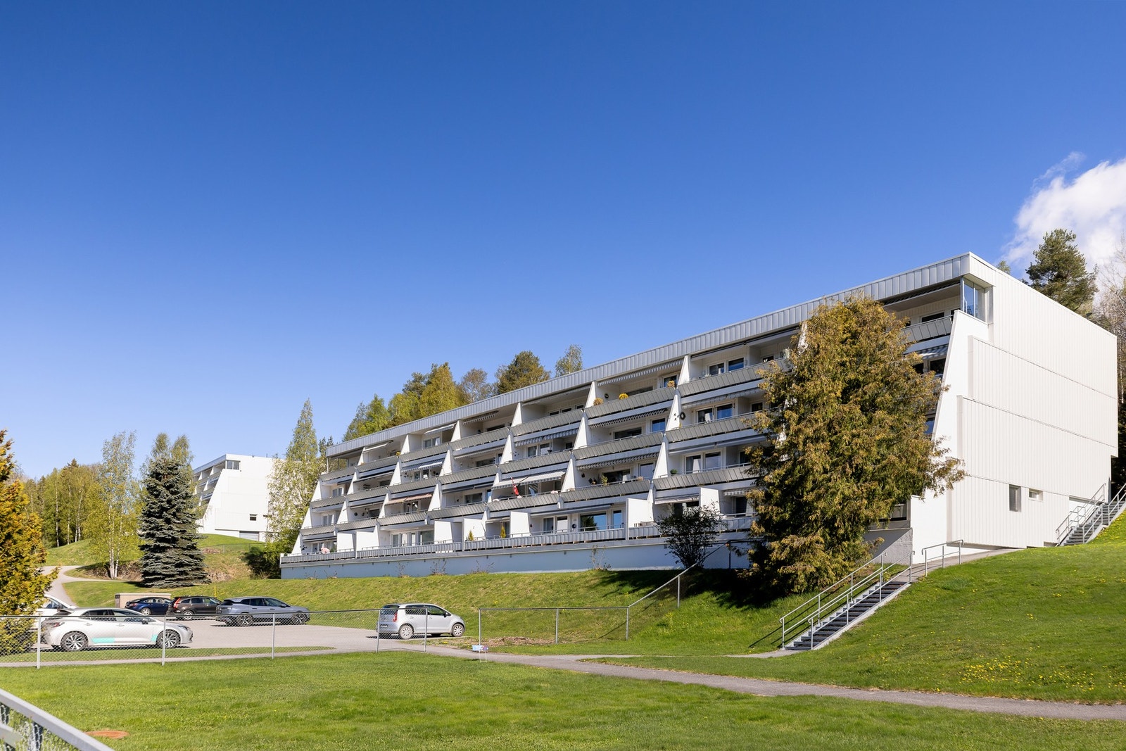 Flotte grøntområder rundt borettslaget. I nærheten har man også Oppenåsmarka som tilbyr flere fine tur- og rekreasjonsmuligheter, sommer som vinter. Galleribilde