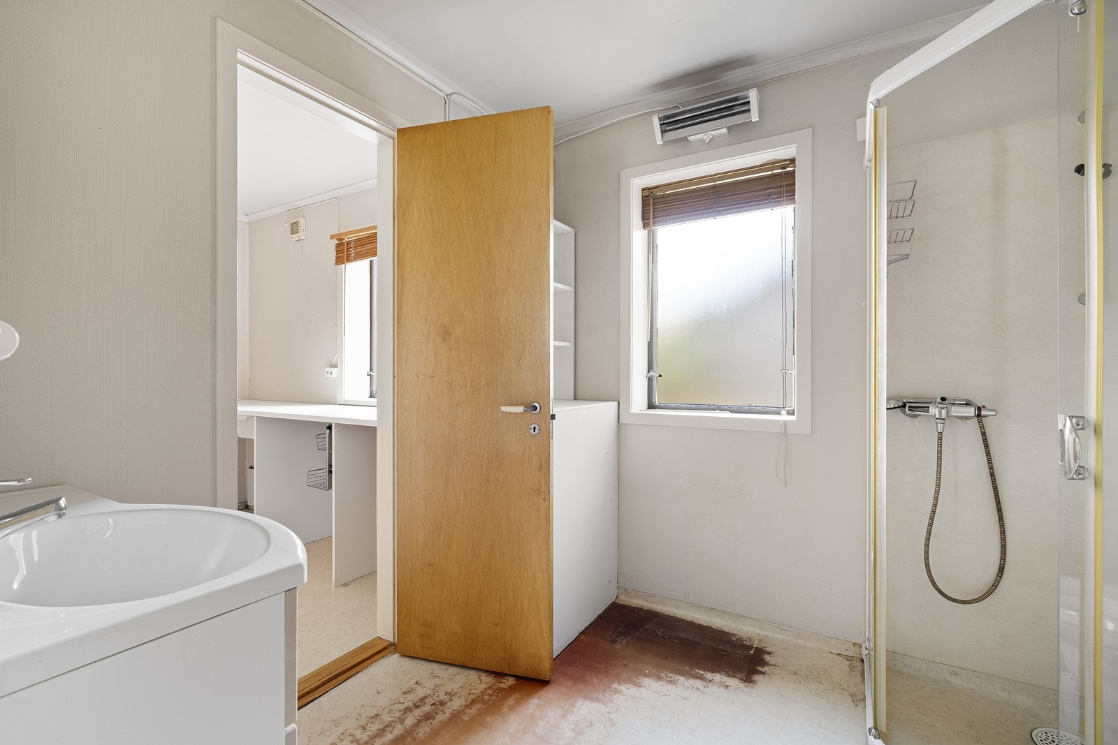 Badet i hovedetasjen har vinylbelegg på gulv med varmekabler, og malte vegger. Galleribilde