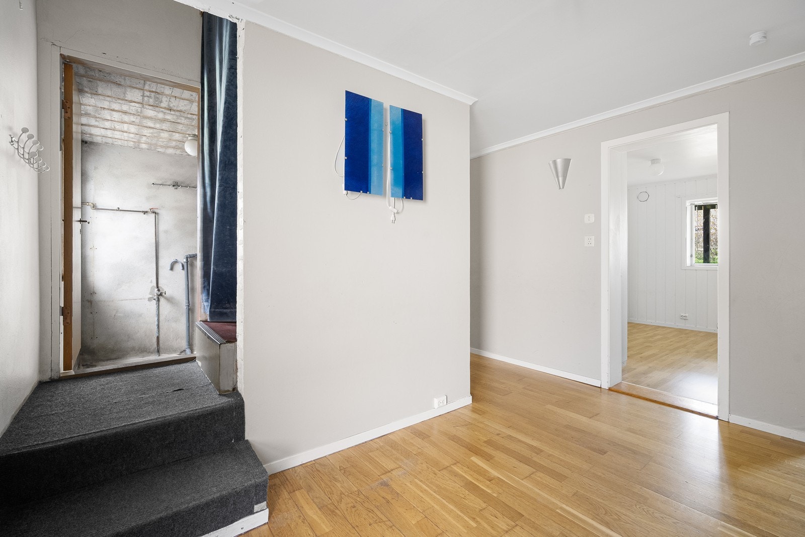 Kjelleretasjen er innredet og inneholder entré, gang, vaskerom, bod, tre soverom, stue, kjøkken, bad og lagerrom. Galleribilde