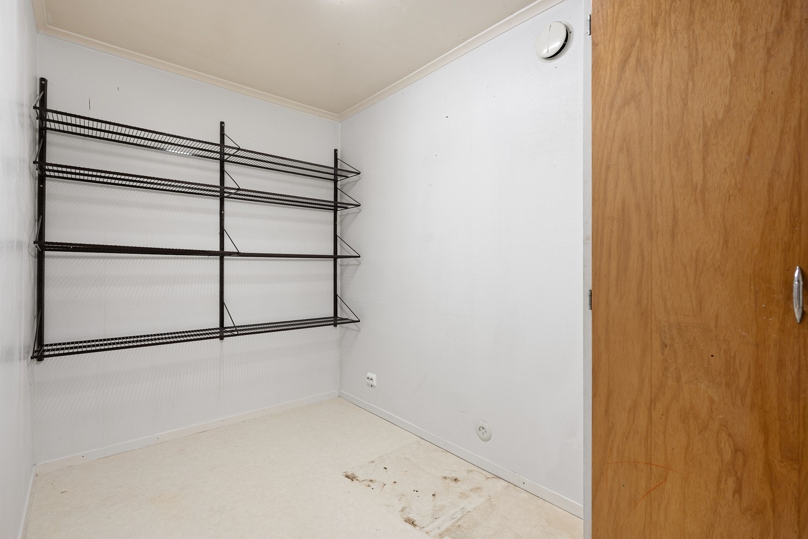 I hovedetasjen er det et praktisk rom som benyttes som bod/omkledningsrom, med gode oppbevarings- og bruksmuligheter. Galleribilde