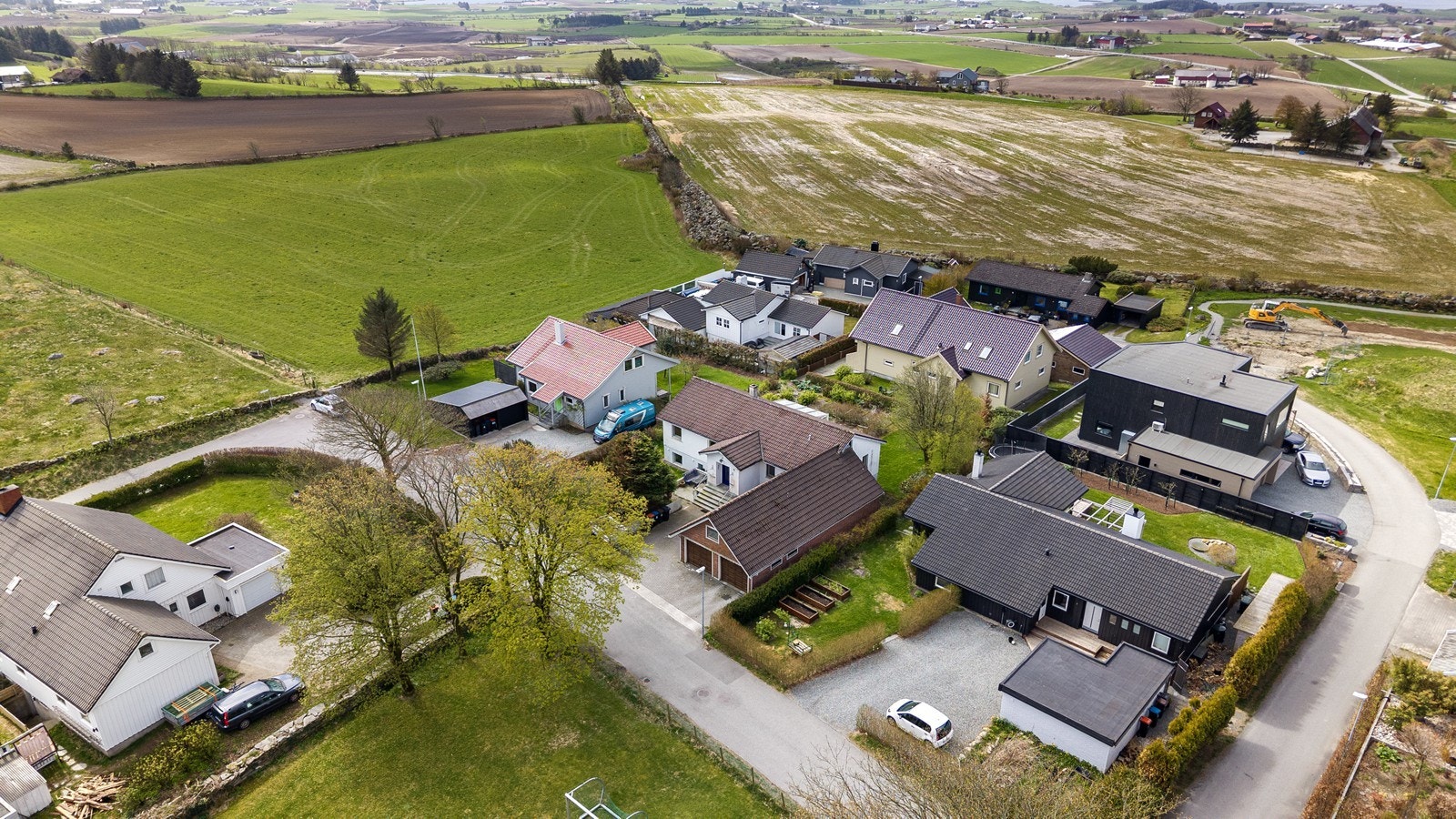 Klokkarvegen 5 ligger i et veletablert boligområde på Haugabakka i Klepp kommune, et attraktivt og etterspurt boligområde. Galleribilde