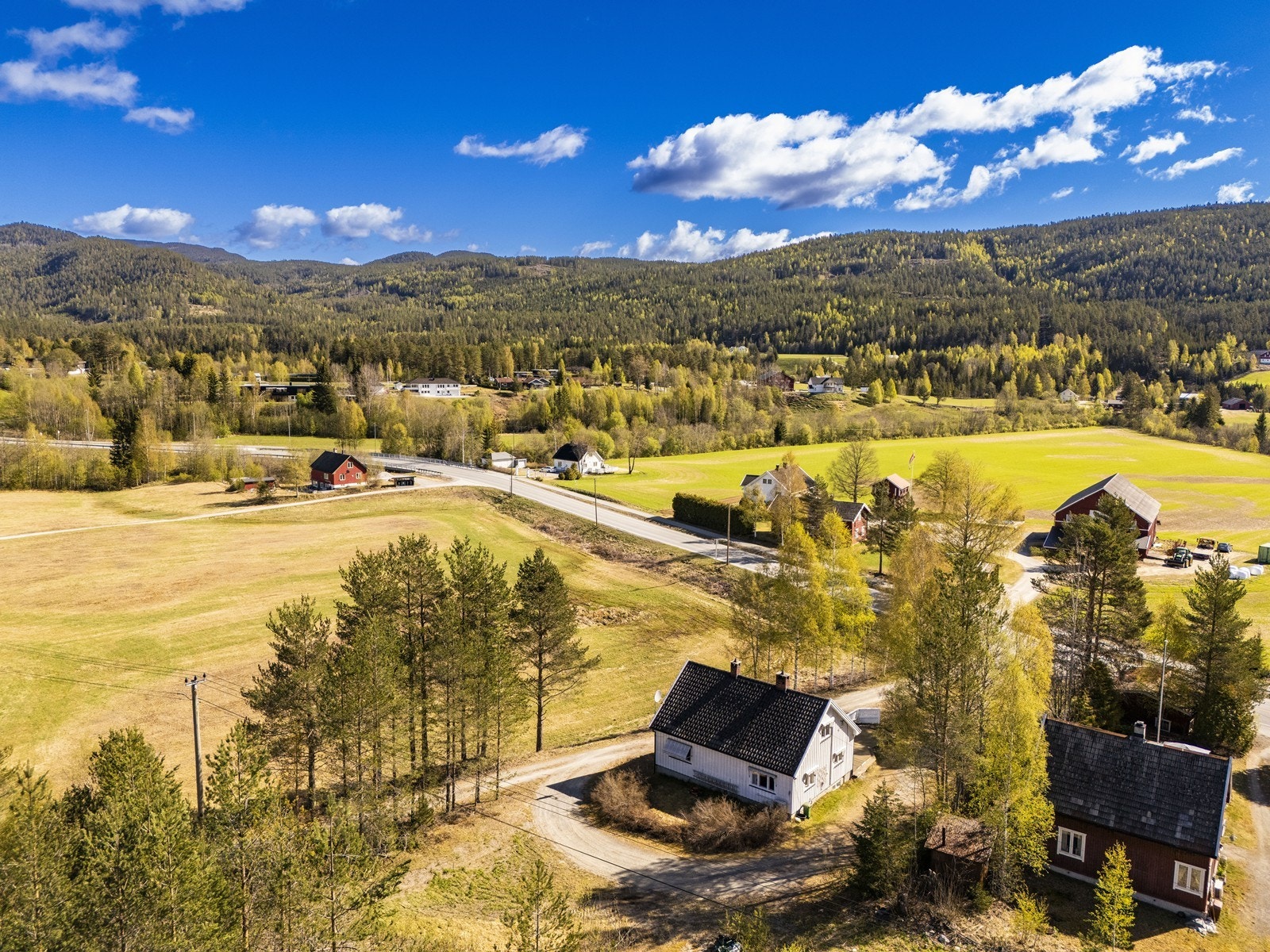 Beliggenheten gir en følelse av å bo tett på naturen, med store jorder og skog som nærmeste naboer. Galleribilde