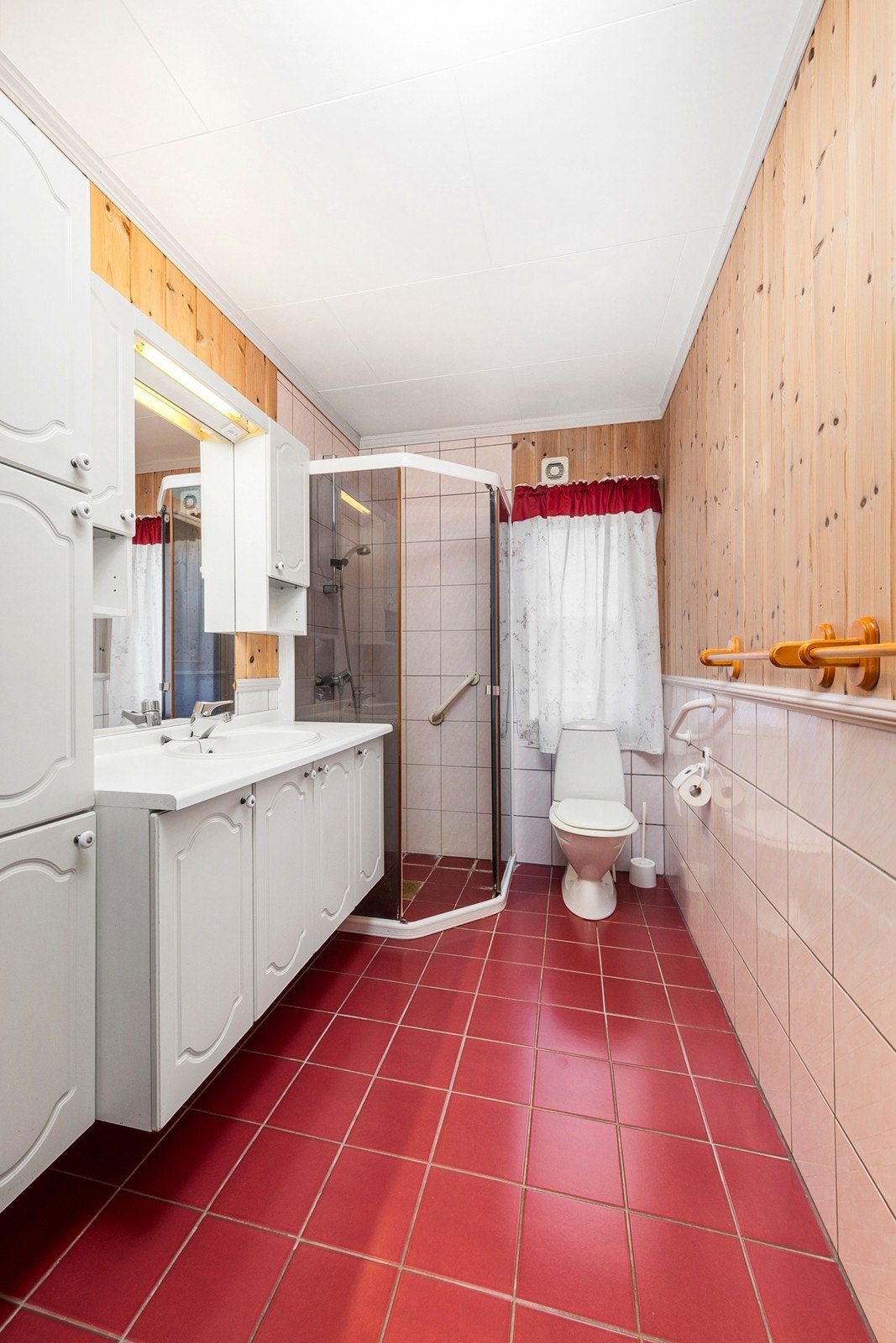 Badet er innredet med dusjhjørne, toalett, servantinnredning og har opplegg for vaskemaskin. Galleribilde