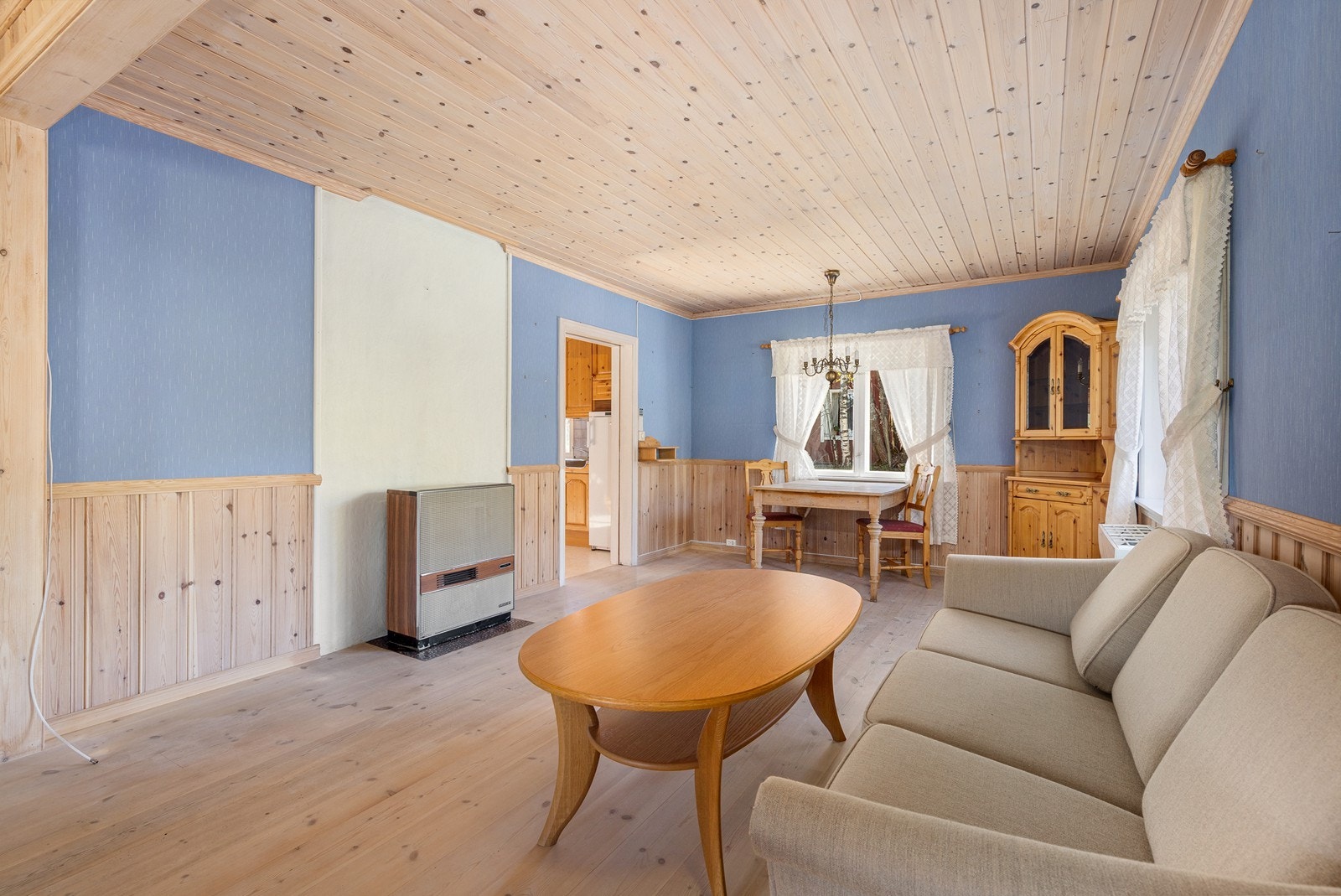 Stuen er romslig og har god plass til både sofagruppe og spisebord. Galleribilde