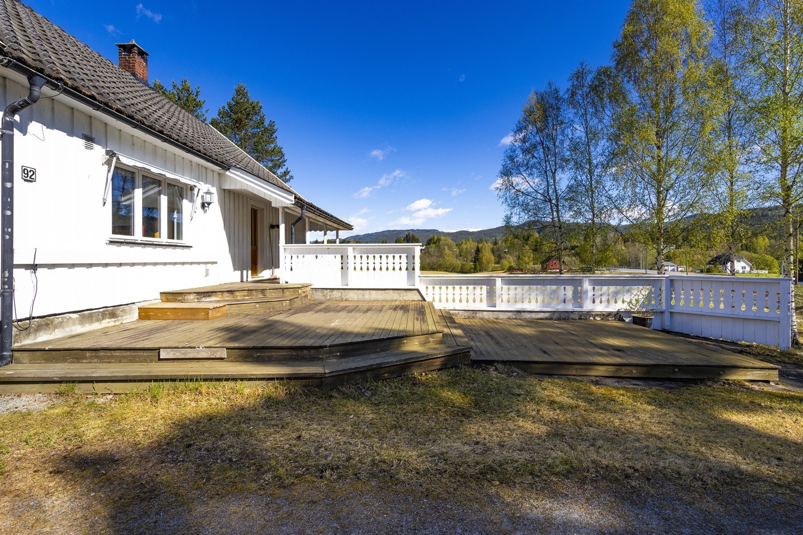 Den store terrassen har et gulv av impregnert trevirke og rekkverk i beiset tre. Galleribilde