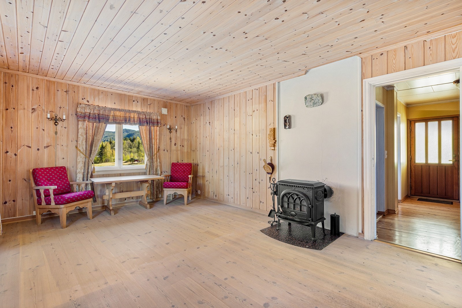 Vinduene i stuen slipper inn godt med lys og gir utsikt mot det omkringliggende landskapet. Galleribilde