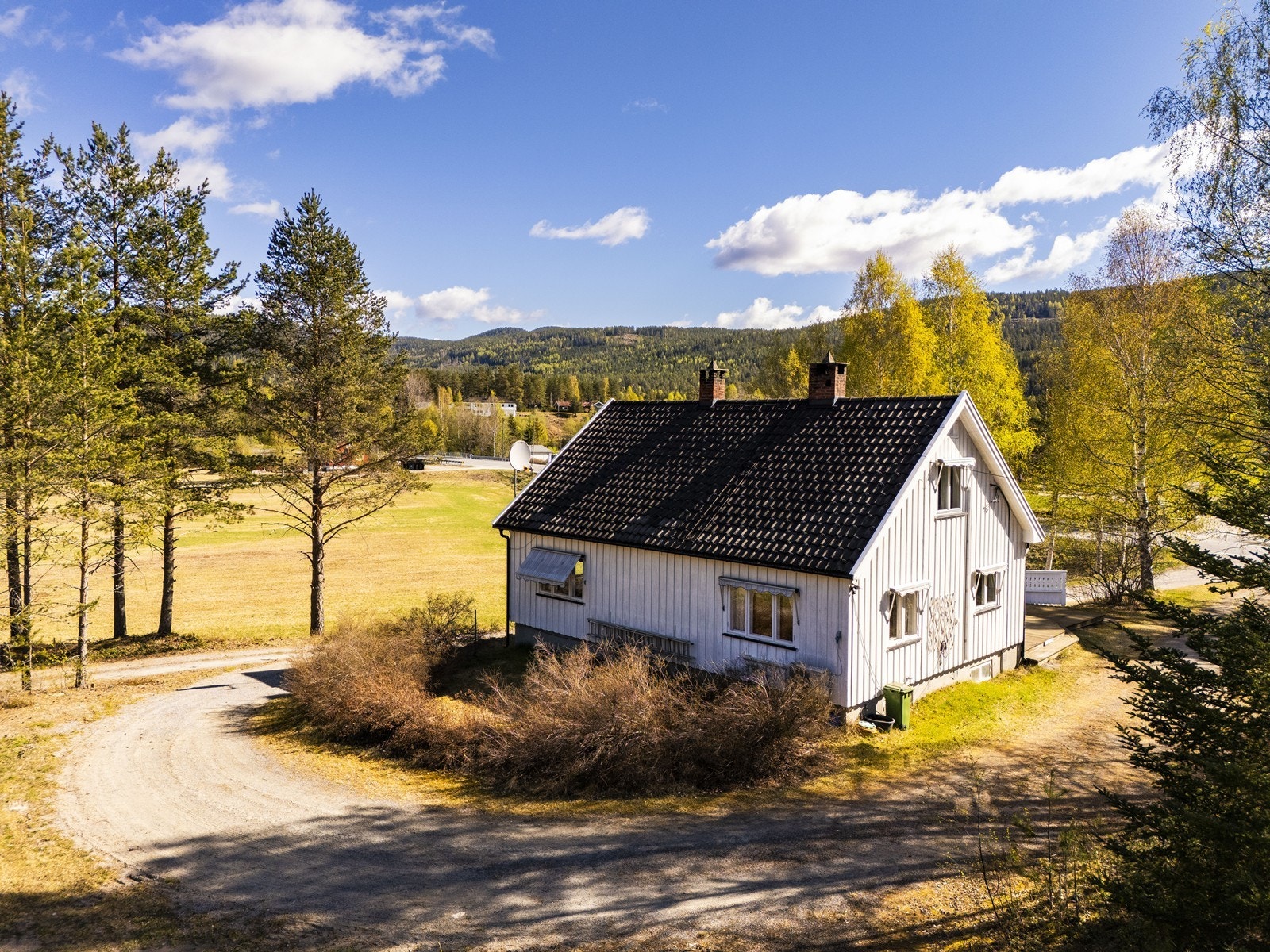 Taket er tekket med betongtakstein, og boligen har to skorsteiner. Galleribilde