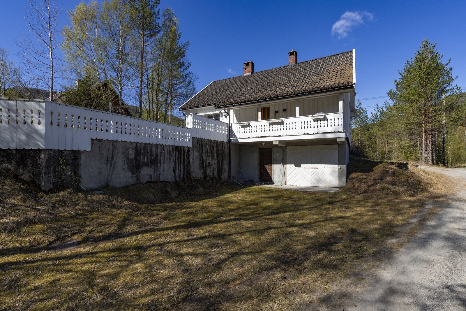 Fra baksiden er det direkte adkomst til kjelleren via en egen kjellerdør og doble dører til lagerrom. Galleribilde
