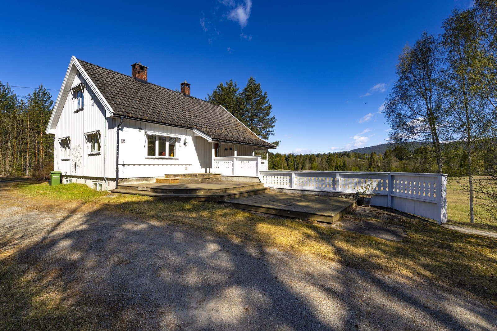 Enebolig fra 1955 med oppussingsbehov og en romslig terrasse med plass til utemøbler. Galleribilde