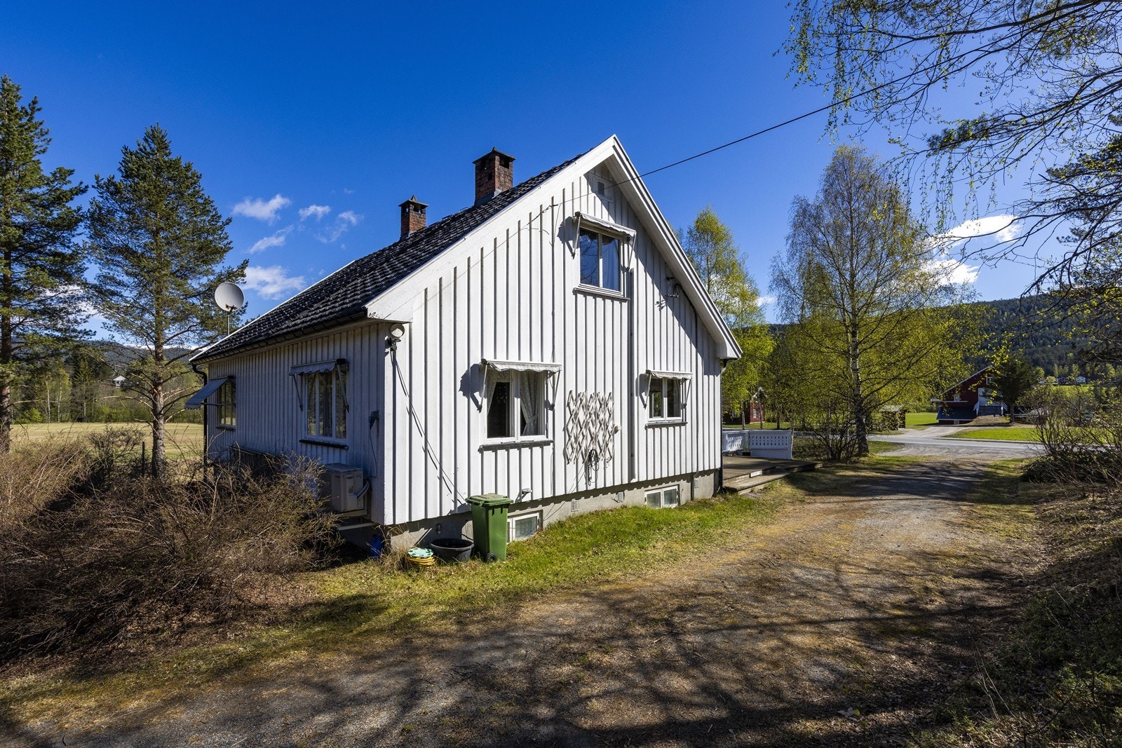 Eneboligen er bygget med en solid bindingsverkskonstruksjon fra byggeåret. Galleribilde