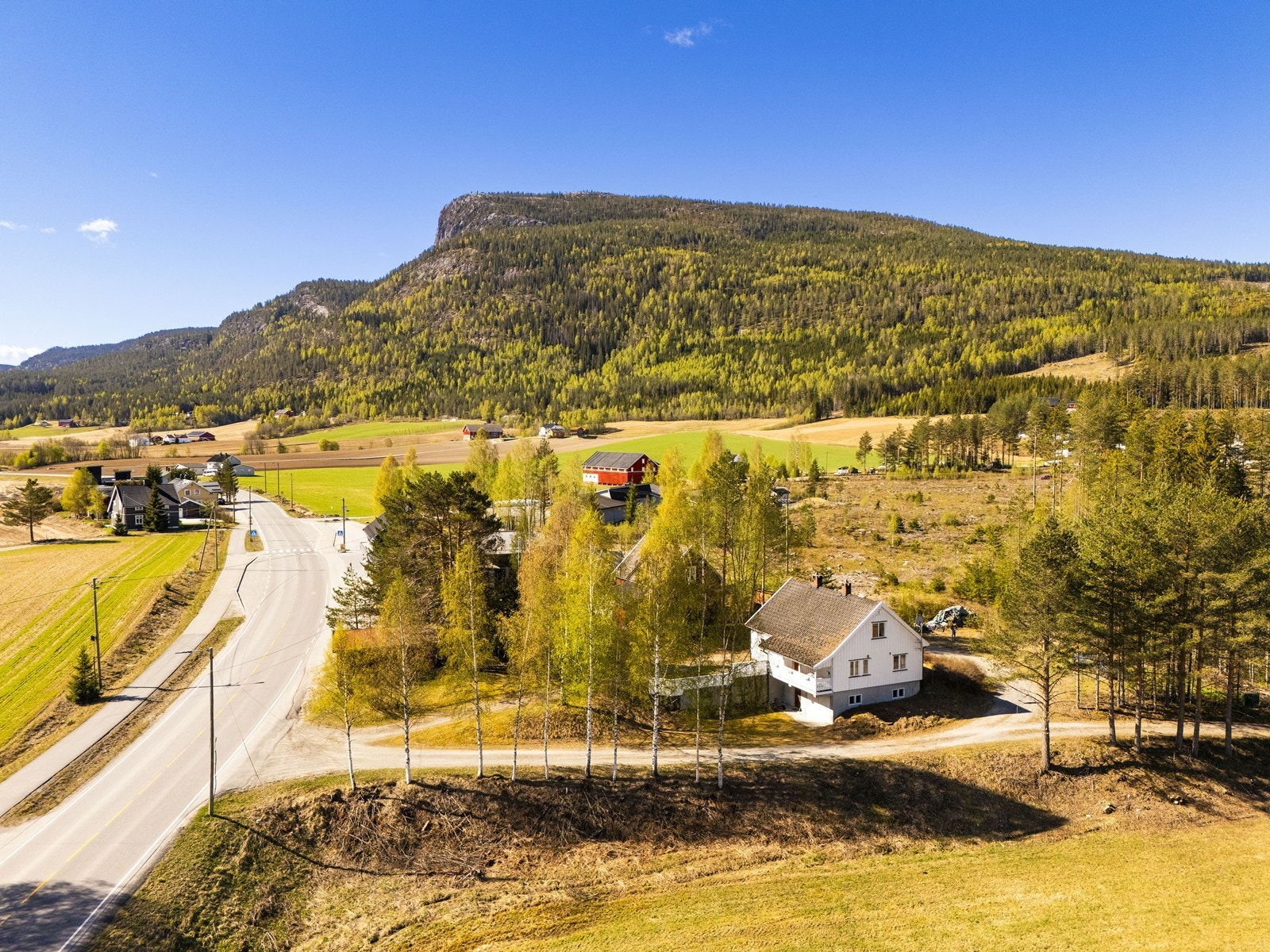 Eiendommen ligger landlig og fritt til i Nedre Eggedal, med dagligvarebutikk og barnehage kun få minutter unna. Galleribilde