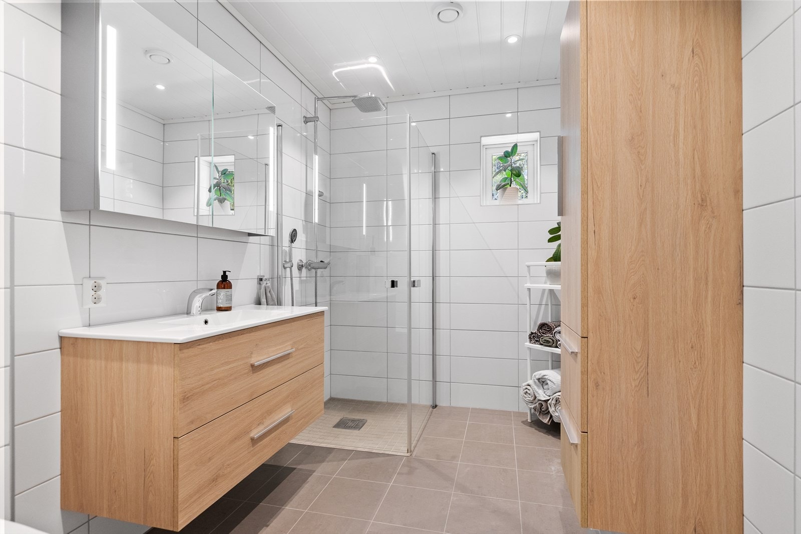 Badet er lekkert, praktisk og romslig. Her får man en behagelig start på dagen med deilig gulvvarme og godt albuerom. Galleribilde