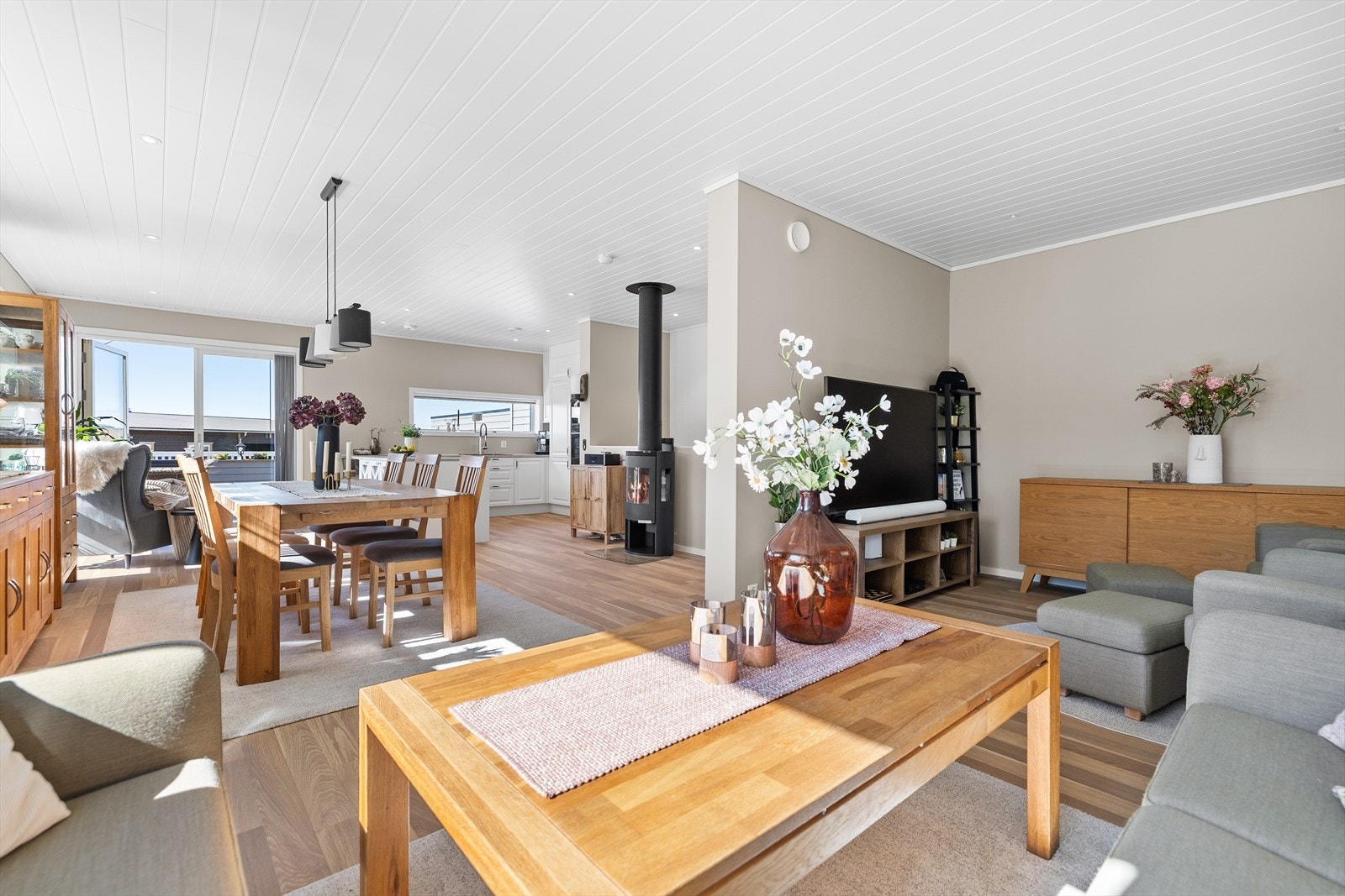 Du har en naturlig plass til både sofagruppe, spisebord og TV med tilhørende møblement. Galleribilde