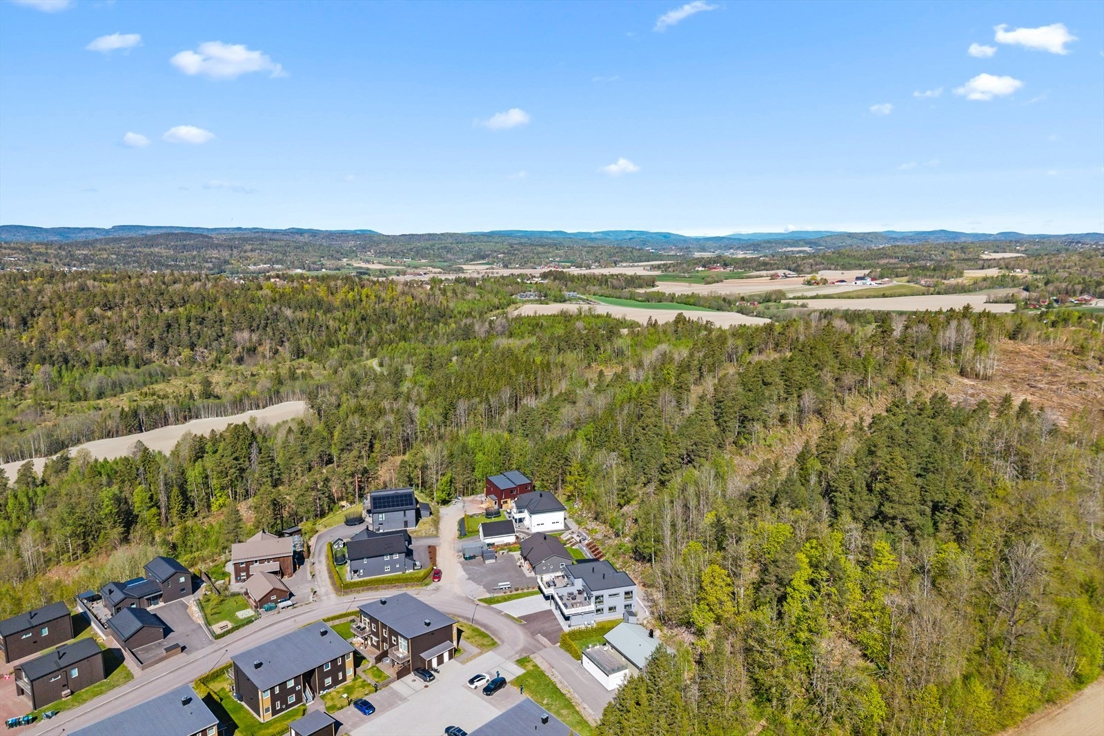 Adressen ligger i en stille gate, omkranset av grønne lunger og velholdte hager som gir en naturskjønn bakgrunn. Galleribilde