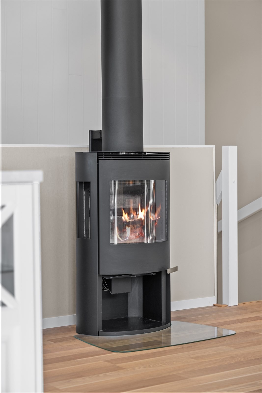 I tillegg finner du en koselig peis, som bidrar til varme og hygge på kalde høst- og vinterdager. Galleribilde