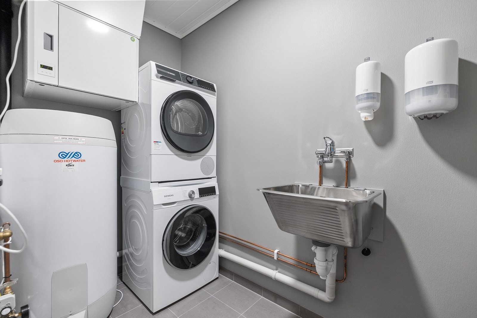 I tillegg finner du et eget og praktisk vaskerom i samme etasje som badet og soverommene. Galleribilde