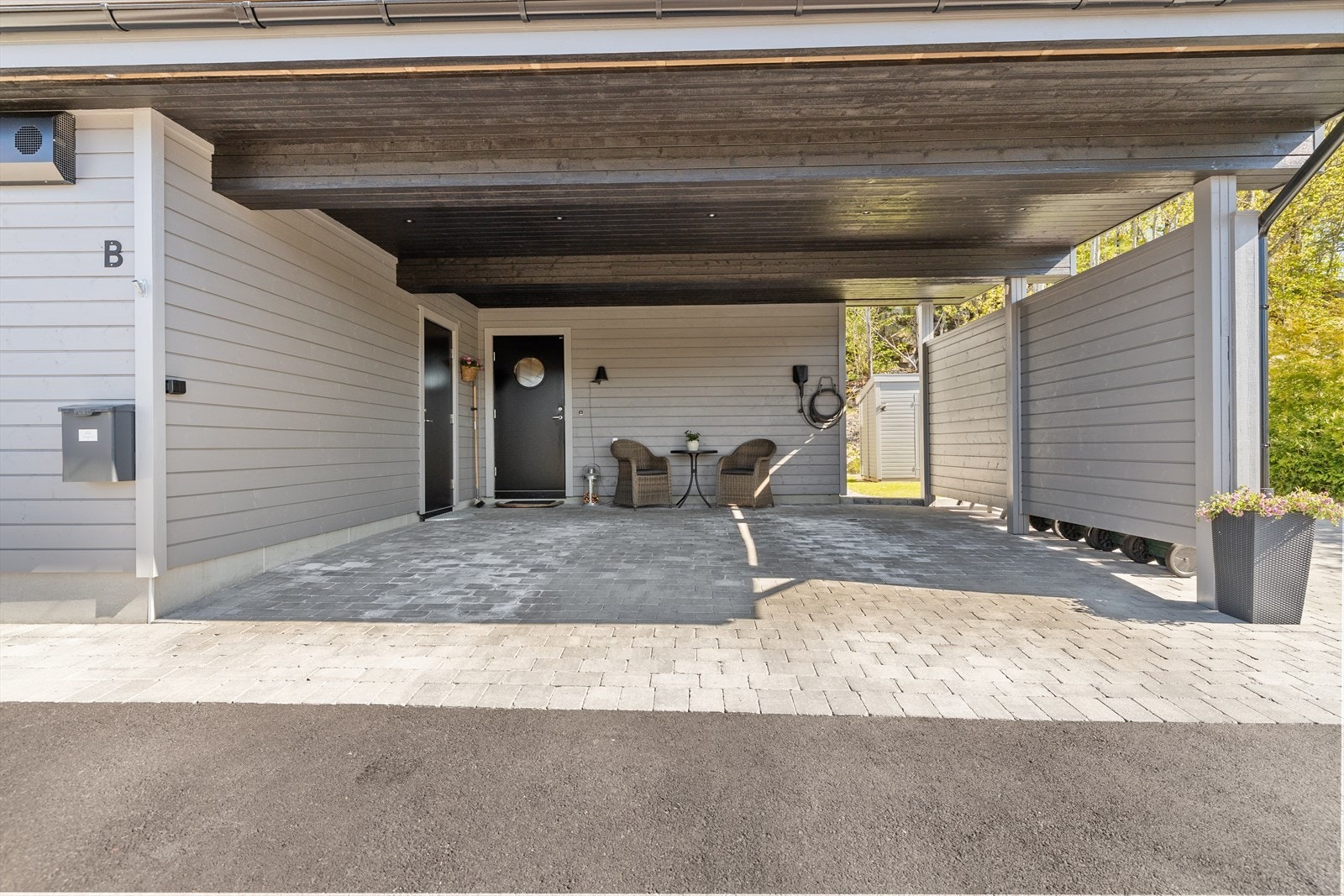 Til boligen er det en praktisk carport med el-billader. Carporten har plass til to biler. Ellers god plass til parkering på resten av tomten som er asfaltert/belegningsstein. Galleribilde